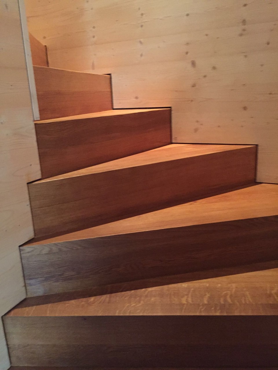 Treppe mit Holzstufen